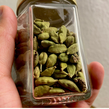 Load image into Gallery viewer, Kerala Spice Premium Green Cardamom (100g) | Bold, Aromatic Elaichi Pods | Handpicked from Western Ghats | Natural &amp; Fresh | Spice for Tea, Cooking &amp; Baking

